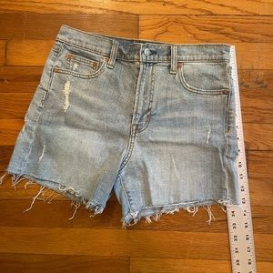 GAP high rise mom short 27” light wash distressed